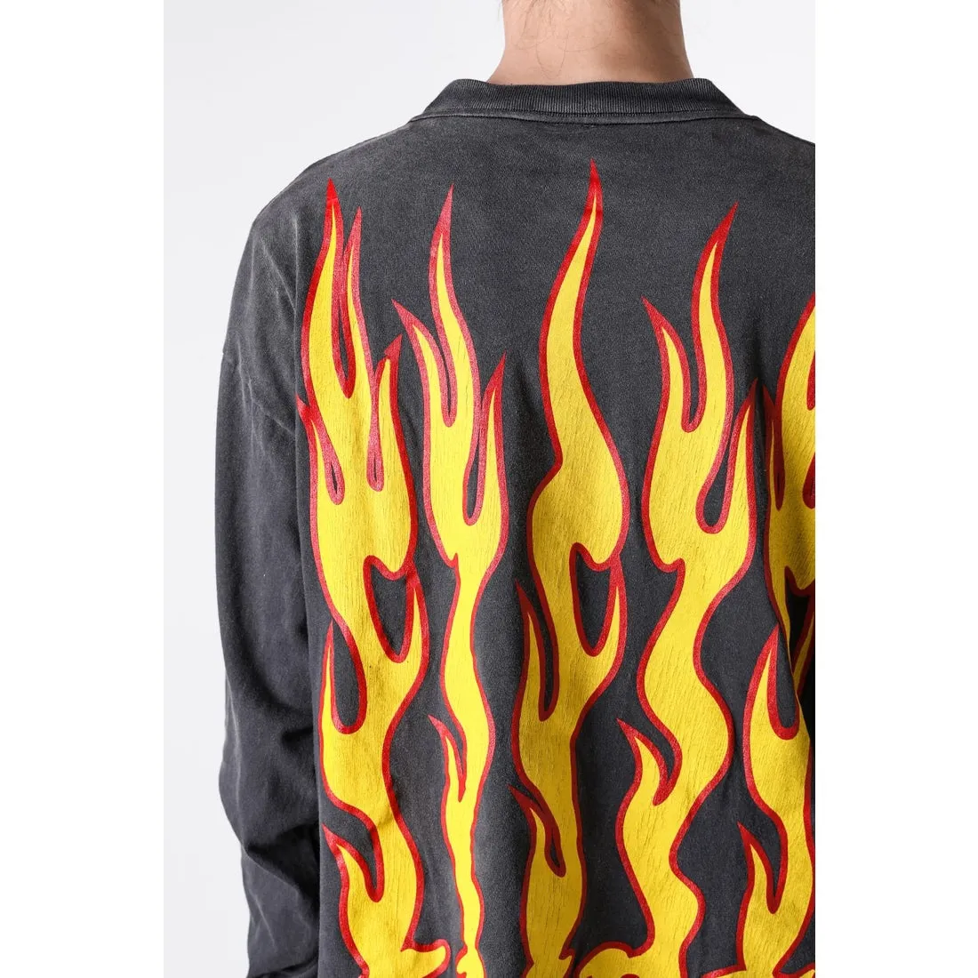 SAINT Mxxxxxx LS TEE/SOUL ON FIRE/BLK Soul flame/flame long sleeves, washed black S-XL, look for cylindrical fabrics with no side seams, don’t buy open ones anymore, boring Assute ready-made garments dyed, sprayed the whole thing with horse-hair spray, and then sprayed again to fade the color, the collar and cuffs are frayed, many places are torn, super large printing position, very difficult to print, complete accessories, with little angel anti-counterfeiting label